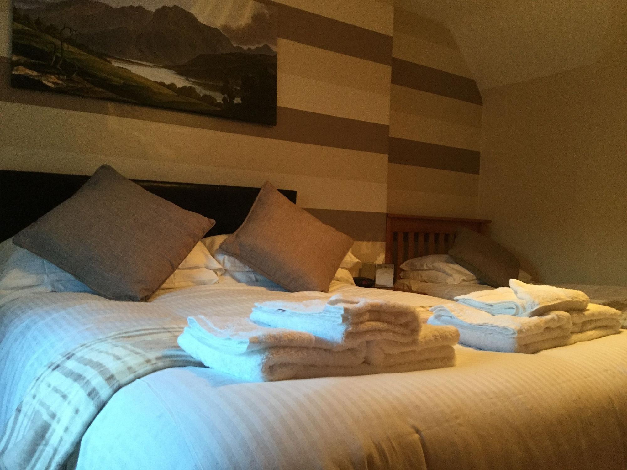 Oyo Inverour Guest House Gairlochy Kültér fotó